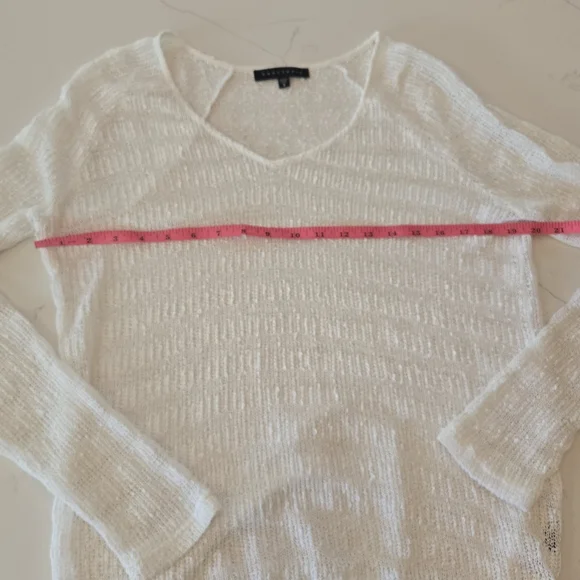 Lightweight White Sweater with Textured Design - Picture 4 of 7